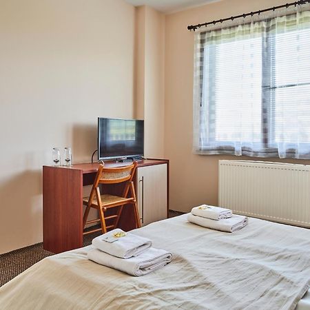 Hotel Tihiat Kat Априлці Екстер'єр фото