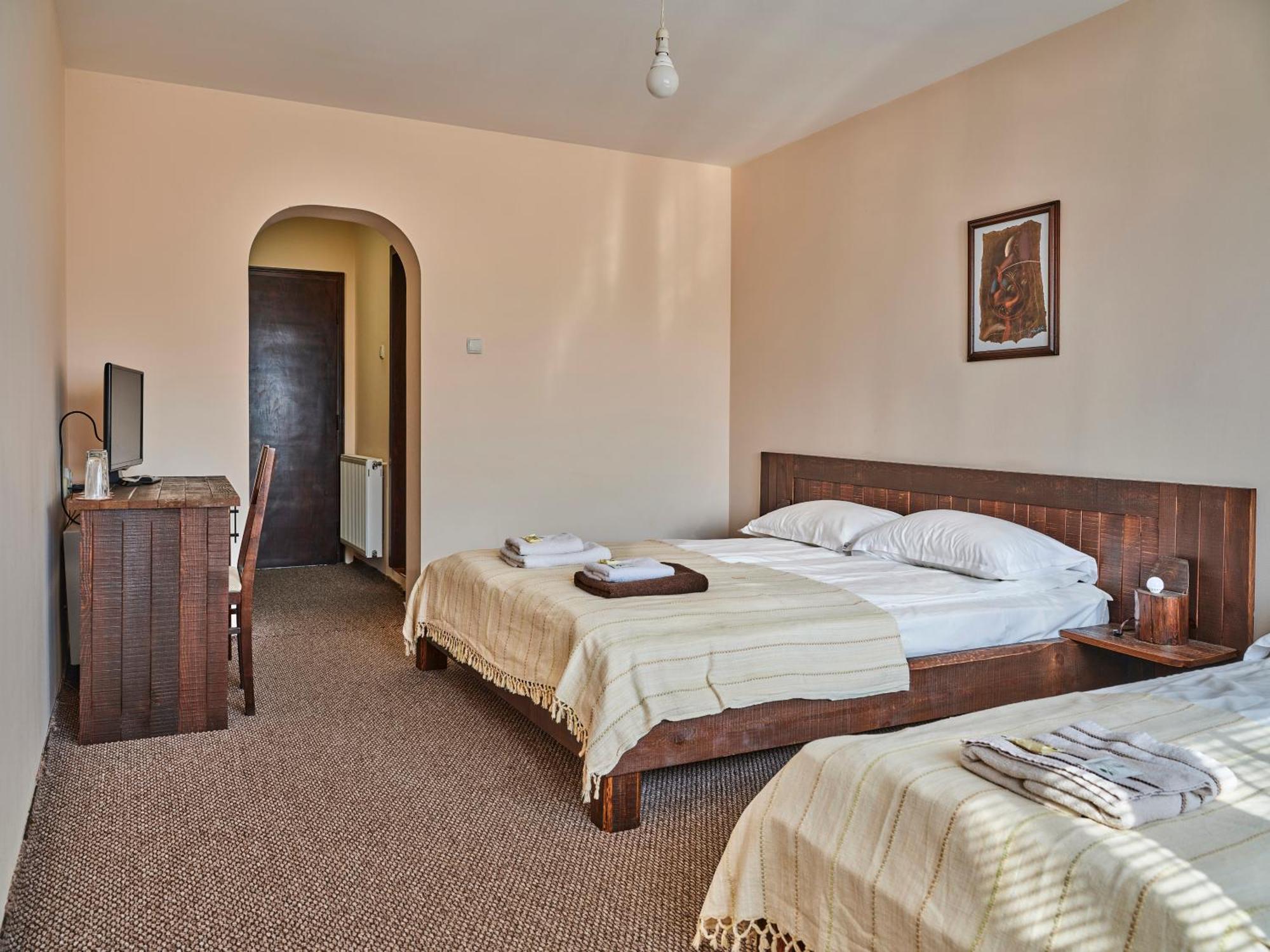 Hotel Tihiat Kat Априлці Екстер'єр фото