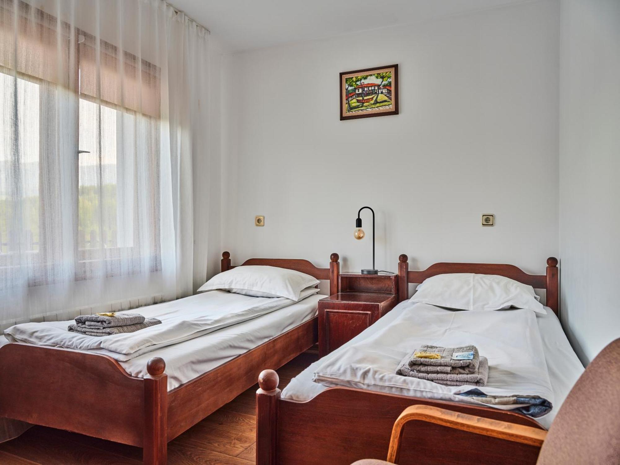 Hotel Tihiat Kat Априлці Екстер'єр фото