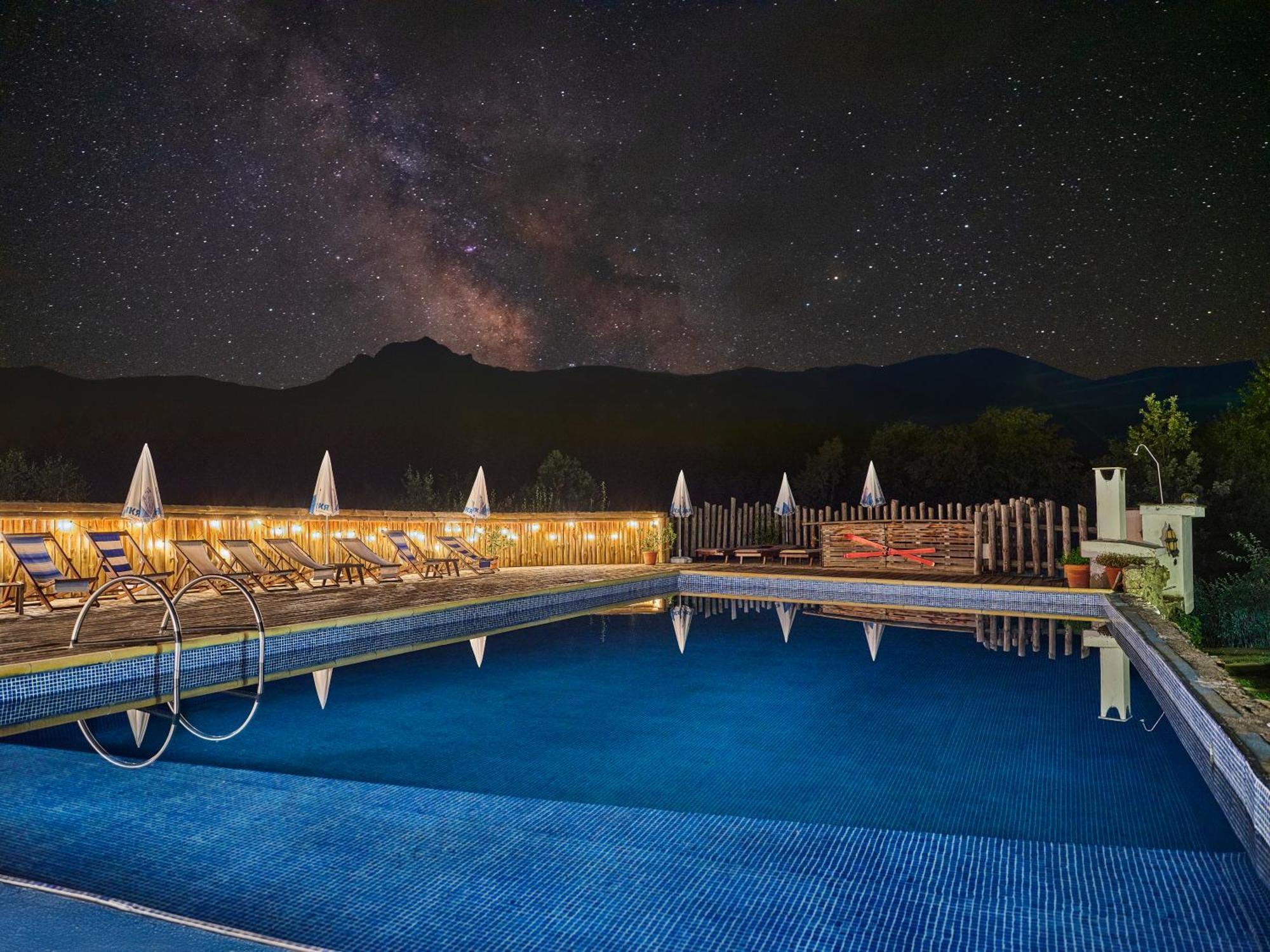 Hotel Tihiat Kat Априлці Екстер'єр фото