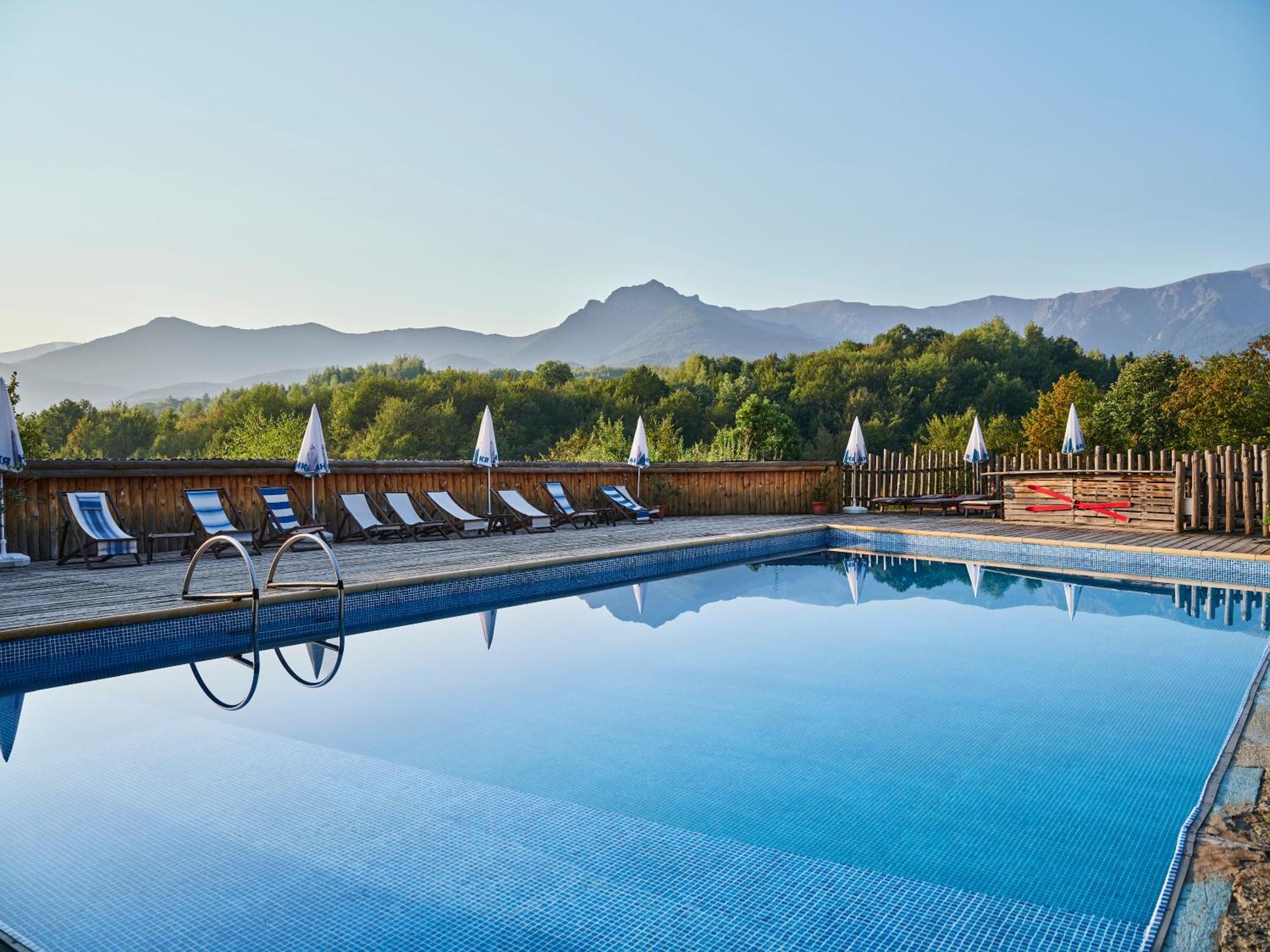 Hotel Tihiat Kat Априлці Екстер'єр фото